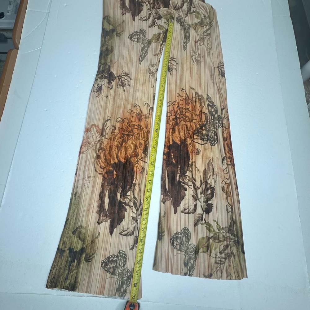 NEW PrettyLittleThing NUDE FLORAL PRINTED PLISSE MID RISE WIDE LEG PANTS 6 - Picture 8 of 13